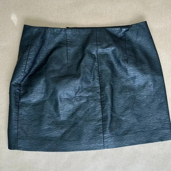 Divided by H&M Women Black Faux Leather With Embroidered Flowers Skirt Sz 8 - Picture 3 of 8